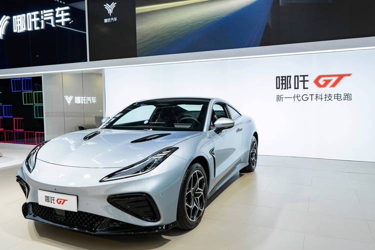 东莞186哪吒汽车在智能汽车领域的表现，领途汽车在新能源汽车市场中的影响力